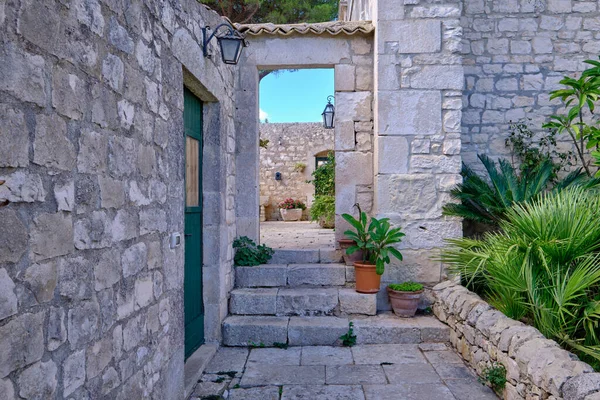 İtalya, Sicilya, Modica (Ragusa Eyaleti), taşra, eski bir taş evin yan avlusu. 