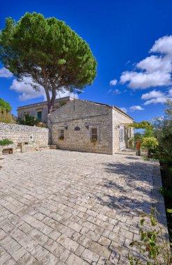 İtalya, Sicilya, Modica (Ragusa Eyaleti), taşra, eski bir taş ev cephesi. 