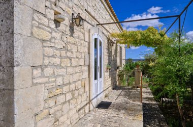 İtalya, Sicilya, Modica (Ragusa Eyaleti), taşra, eski bir taş ev cephesi. 