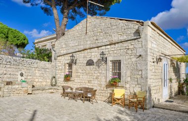 İtalya, Sicilya, Modica (Ragusa Eyaleti), taşra, eski bir taş ev cephesi. 