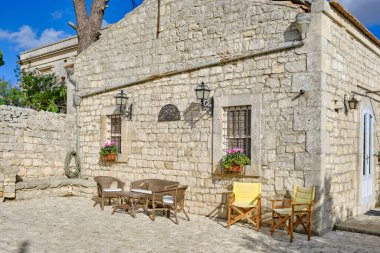 İtalya, Sicilya, Modica (Ragusa Eyaleti), taşra, eski bir taş ev cephesi. 