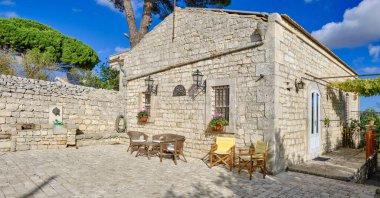 İtalya, Sicilya, Modica (Ragusa Eyaleti), taşra, eski bir taş ev cephesi. 