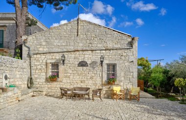 İtalya, Sicilya, Modica (Ragusa Eyaleti), taşra, eski bir taş ev cephesi. 