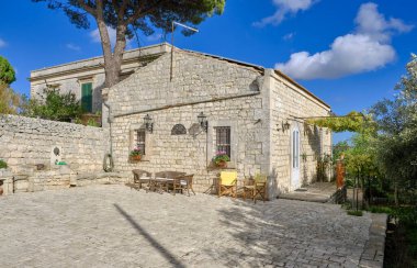 İtalya, Sicilya, Modica (Ragusa Eyaleti), taşra, eski bir taş ev cephesi. 