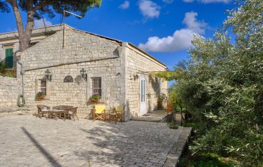 İtalya, Sicilya, Modica (Ragusa Eyaleti), taşra, eski bir taş ev cephesi. 