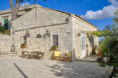 İtalya, Sicilya, Modica (Ragusa Eyaleti), taşra, eski bir taş ev cephesi. 