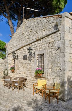 İtalya, Sicilya, Modica (Ragusa Eyaleti), taşra, eski bir taş ev cephesi. 