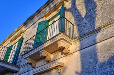 İtalya, Sicilya, Modica (Ragusa Eyaleti), taşra, eski bir taş ev cephesi. 