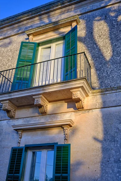 İtalya, Sicilya, Modica (Ragusa Eyaleti), taşra, eski bir taş ev cephesi. 