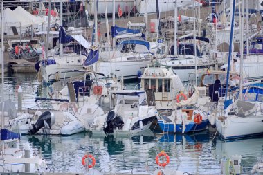İtalya, Sicilya, Akdeniz, Marina di Ragusa (Ragusa ili); 30 Ekim 2021, limanda motorlu tekneler ve lüks yatlar - EDITORIAL