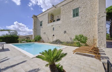 İtalya, Sicilya, Modica (Ragusa Eyaleti), yüzme havuzlu eski bir taş evin ön cephesi.