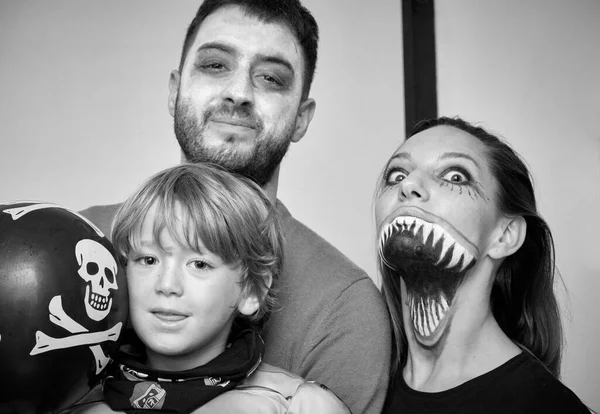 Retrato Uma Família Com Rostos Pintados Halloween — Fotografia de Stock