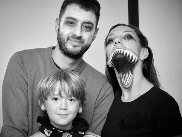 Retrato Uma Família Com Rostos Pintados Halloween — Fotografia de Stock