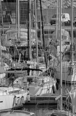İtalya, Sicilya, Akdeniz, Marina di Ragusa (Ragusa Eyaleti); 1 Kasım 2021, limanda yelkenli tekneleri - EDITORIAL