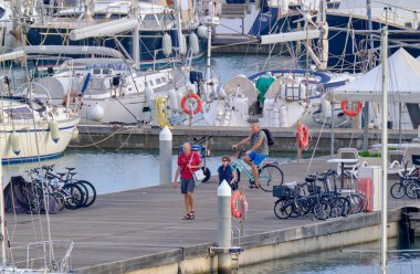 İtalya, Sicilya, Akdeniz, Marina di Ragusa (Ragusa Eyaleti); 1 Kasım 2021, limandaki insanlar ve lüks yatlar - EDITORIAL