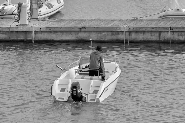 イタリア シチリア島 地中海 マリーナ ラグーザ ラグーザ州 11月2021 ポート内のモーターボートに乗って男 Editorial — ストック写真