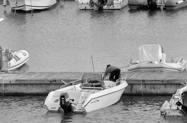 イタリア シチリア島 地中海 マリーナ ラグーザ ラグーザ州 11月2021 ポート内のモーターボートに乗って男 Editorial — ストック写真