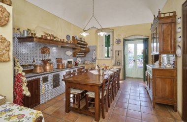 İtalya, Sicilya, Ragusa Eyaleti, kırsal kesim; 8 Ekim 2021, zarif özel çiftlik evi, sofrada kahvaltılı mutfak manzarası - EDITORIAL