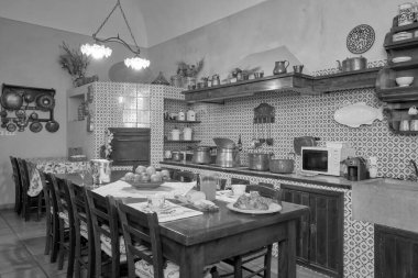 İtalya, Sicilya, Ragusa Eyaleti, kırsal kesim; 8 Ekim 2021, zarif özel çiftlik evi, sofrada kahvaltılı mutfak manzarası - EDITORIAL