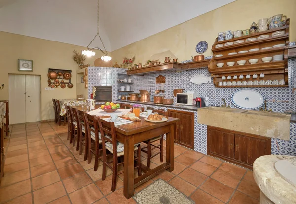 意大利 西西里 拉古萨省 2021年10月8日 典雅的私人农舍 看到厨房 桌上有早餐 Editorial — 图库照片