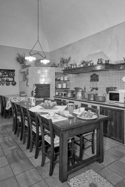 イタリア シチリア島 ラグーザ州 10月2021 エレガントなプライベートファームハウス テーブルの上に朝食とキッチンのビュー Editorial — ストック写真