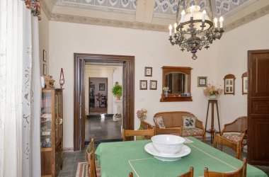 İtalya, Sicilya, Ragusa Eyaleti, kırsal kesim; 8 Ekim 2021, zarif özel çiftlik evi, yemek odası manzarası - EDITORIAL