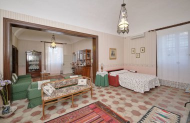 İtalya, Sicilya, Ragusa Eyaleti, kırsal kesim; 8 Ekim 2021, zarif özel çiftlik evi, yataklı oturma odası - EDITORIAL