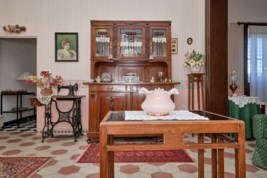 İtalya, Sicilya, Ragusa Eyaleti, kırsal kesim; 8 Ekim 2021, zarif özel çiftlik evi, oturma odası - EDITORIAL