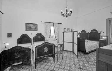 İtalya, Sicilya, Ragusa Eyaleti, kırsal kesim; 8 Ekim 2021 zarif özel çiftlik evi, yatak odası - EDITORIAL
