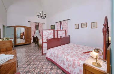 İtalya, Sicilya, Ragusa Eyaleti, kırsal kesim; 8 Ekim 2021 zarif özel çiftlik evi, yatak odası - EDITORIAL