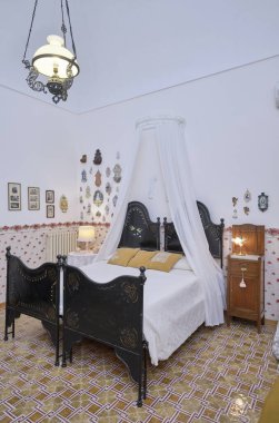 İtalya, Sicilya, Ragusa Eyaleti, kırsal kesim; 8 Ekim 2021 zarif özel çiftlik evi, yatak odası - EDITORIAL