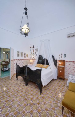 İtalya, Sicilya, Ragusa Eyaleti, kırsal kesim; 8 Ekim 2021 zarif özel çiftlik evi, yatak odası - EDITORIAL