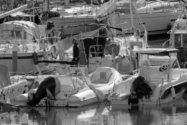 İtalya, Sicilya, Akdeniz, Marina di Ragusa (Ragusa ili); 12 Kasım 2021, limandaki insanlar, motorlu tekneler ve lüks yatlar - EDITORIAL