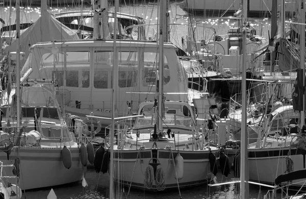 İtalya, Sicilya, Akdeniz, Marina di Ragusa (Ragusa Eyaleti); 12 Kasım 2021, limanda yelkenli tekneleri - EDITORIAL