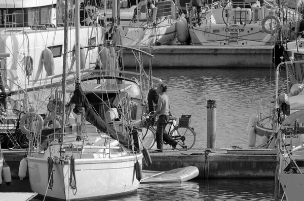 イタリア シチリア島 地中海 マリーナ ラグーザ ラグーザ州 11月2021 ポート内の自転車や高級ヨットを持つ男 Editorial — ストック写真