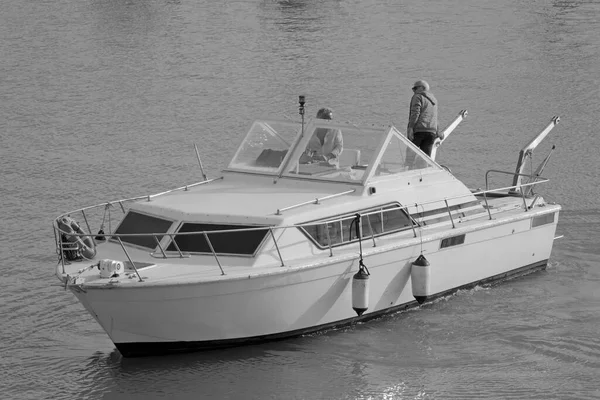 イタリア シチリア島 地中海 マリーナ ラグーザ ラグーザ州 11月2021 ポート内の豪華ヨット上の男性 編集部 — ストック写真