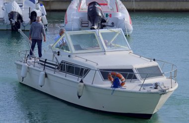 İtalya, Sicilya, Akdeniz, Marina di Ragusa (Ragusa Eyaleti); 13 Kasım 2021, limanda lüks bir yatta erkekler - EDITORIAL