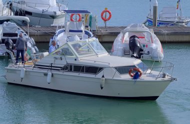 İtalya, Sicilya, Akdeniz, Marina di Ragusa (Ragusa Eyaleti); 13 Kasım 2021, limanda lüks bir yatta erkekler - EDITORIAL