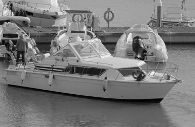 İtalya, Sicilya, Akdeniz, Marina di Ragusa (Ragusa Eyaleti); 13 Kasım 2021, limanda lüks bir yatta erkekler - EDITORIAL