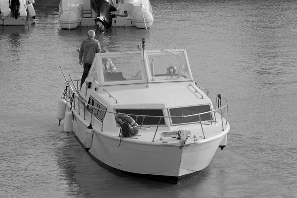 意大利 西西里 地中海 拉古萨海 拉古萨省 港口一艘豪华游艇上的男子 — 图库照片