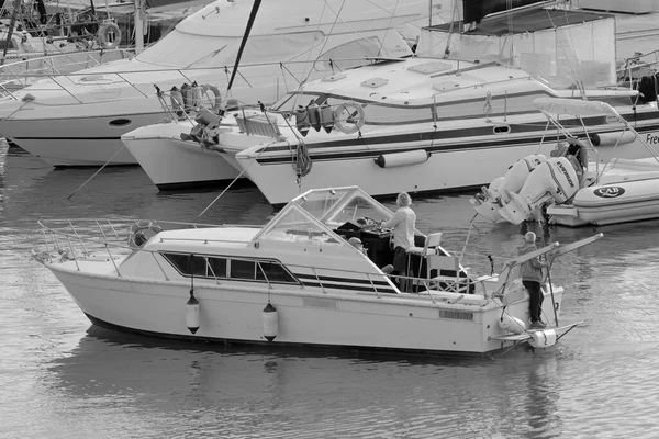 意大利 西西里 地中海 拉古萨港 拉古萨省 2021年11月13日 港口一艘豪华游艇上的男子 Editorial — 图库照片