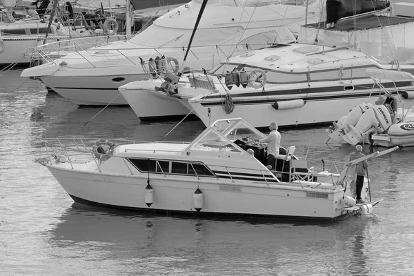 意大利 西西里 地中海 拉古萨港 拉古萨省 2021年11月13日 港口一艘豪华游艇上的男子 Editorial — 图库照片