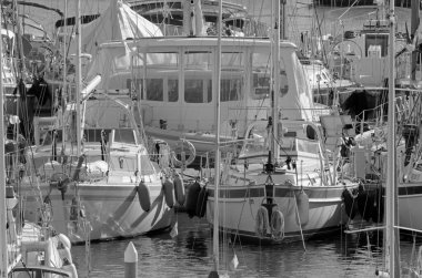 İtalya, Sicilya, Akdeniz, Marina di Ragusa (Ragusa ili); 15 Kasım 2021, limanda lüks yatlar - EDITORIAL