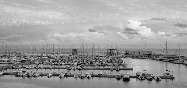 意大利 西西里 地中海 拉古萨港 拉古萨省 日落时停泊在港口的汽艇和豪华游艇 — 图库照片