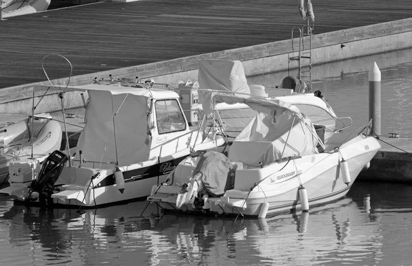 イタリア シチリア島 地中海 マリーナ ラグーザ ラグーザ州 11月2021 港のモーターボートや豪華ヨット 編集部 — ストック写真