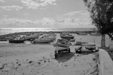 İtalya, Sicilya, Akdeniz, Punta Secca (Ragusa Eyaleti); 16 Kasım 2021, liman ve sahil manzaralı balıkçı tekneleri - EDITORIAL