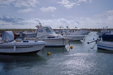 İtalya, Sicilya, Akdeniz, Punta Secca (Ragusa ili); 16 Kasım 2021, limandaki yerel balıkçı tekneleri - EDITORIAL