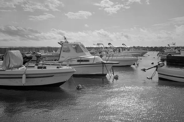 İtalya, Sicilya, Akdeniz, Punta Secca (Ragusa ili); 16 Kasım 2021, limandaki yerel balıkçı tekneleri - EDITORIAL