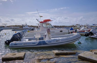 İtalya, Sicilya, Akdeniz, Punta Secca (Ragusa Eyaleti); 16 Kasım 2021, limanda motorlu tekne - EDITORIAL