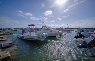 İtalya, Sicilya, Akdeniz, Punta Secca (Ragusa Eyaleti); 16 Kasım 2021, limanda motorlu tekne - EDITORIAL